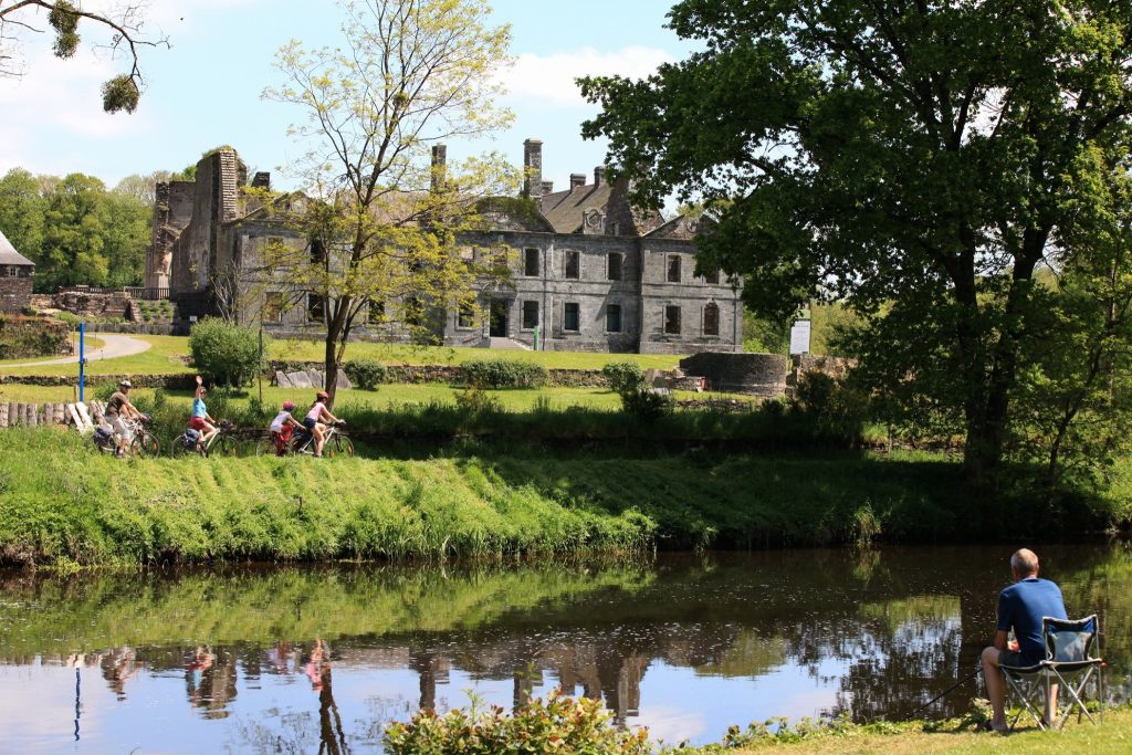 Cycle path along abbey